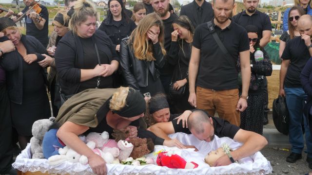 V ukrajinské Vinnycji se lidé rozloučili s holčičkou zabitou při ruském útoku